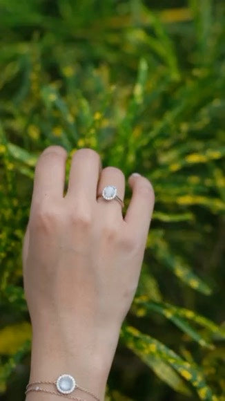 Breastmilk stone in a diamond halo on the Illumine gold bracelet